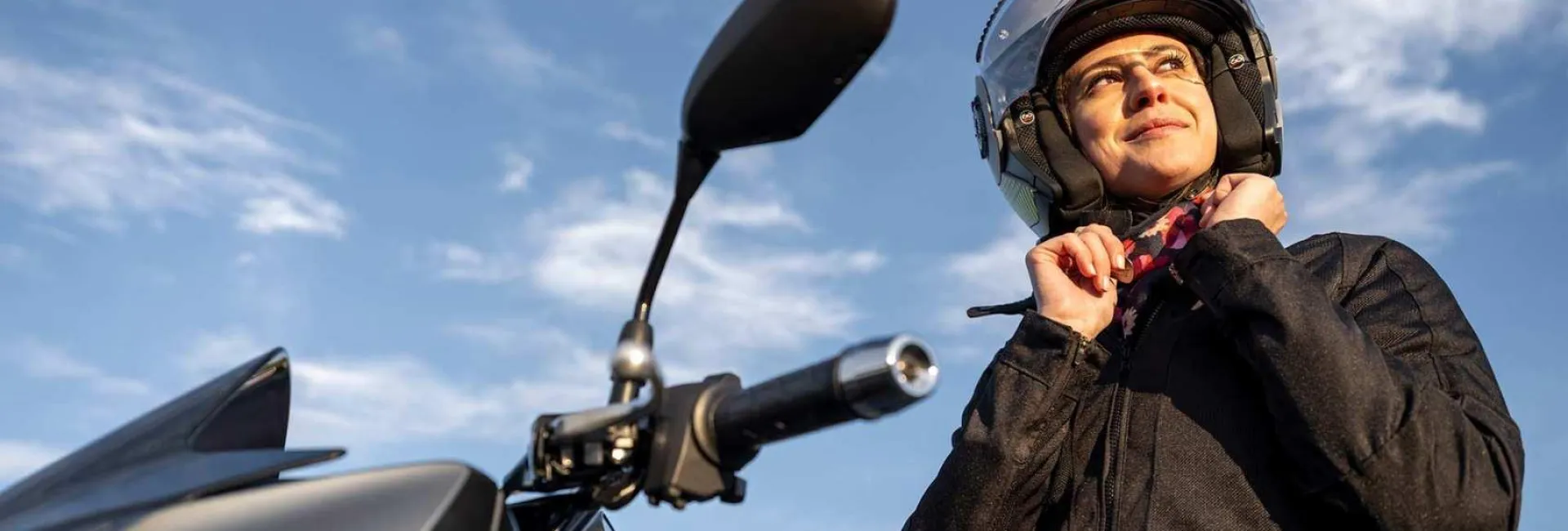 Frau zieht Motorradhelm an