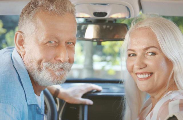 Älteres Paar im Fahrsicherheitstraining